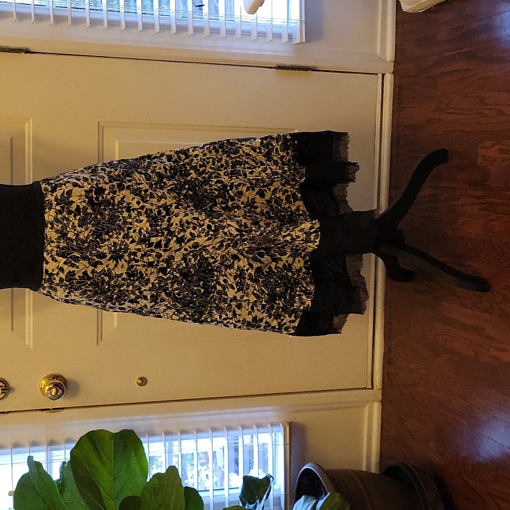 Nygard Collection Petite black white floral embroidered skirt ruffle hem…6P EUC